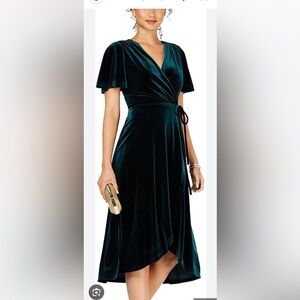 Elegant Velvet Wrap Dress in Deep Green MIDI Dress NWT Size M